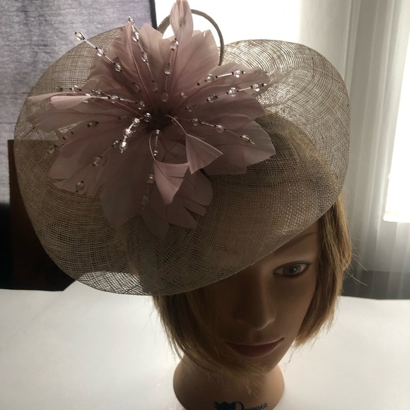 Elegant Pink Fascinator Hat by Jacques Vert. Classy fascinator in pinks. - Picture 1 of 8